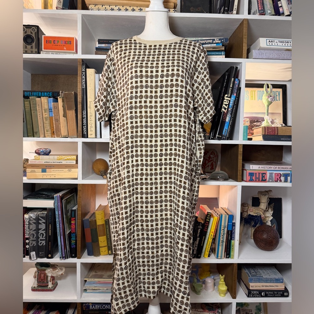Relaxed Short-Sleeve Printed Midi Dress in Beige and Brown